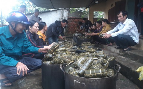 Người dân góp gạo thịt, xuyên đêm nấu bánh chưng cứu trợ đồng bào vùng lũ